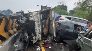 kecelakaan-maut-di-tol-cipularang-28-korban-dirawat-di-rs-abdul-radjak