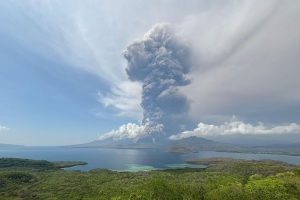 erupsi-gunung-lewotobi-laki-laki-crisis-center-didirikan-untuk-melindungi-wisatawan-di-labuan-bajo