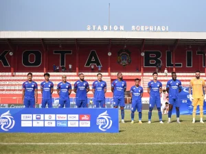 arema-fc-balikkan-keadaan-taklukkan-semen-padang-2-1-di-kandang-sendiri