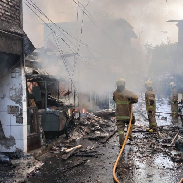 kebakaran-besar-di-kemayoran-warga-gagal-padamkan-api-dengan-apar-100-lebih-rumah-terbakar