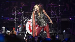 steven-tyler-alami-cedera-pita-suara-aerosmith-putuskan-pensiun-dari-tur-perpisahan