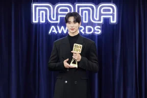 byeon-woo-seok-dominasi-asia-artist-awards-2024-dengan-6-piala-terima-penghargaan-aktor-terbaik-berkat-lovely-runner