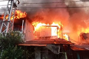 kebakaran-besar-di-kemayoran-warga-gagal-padamkan-api-dengan-apar-100-lebih-rumah-terbakar