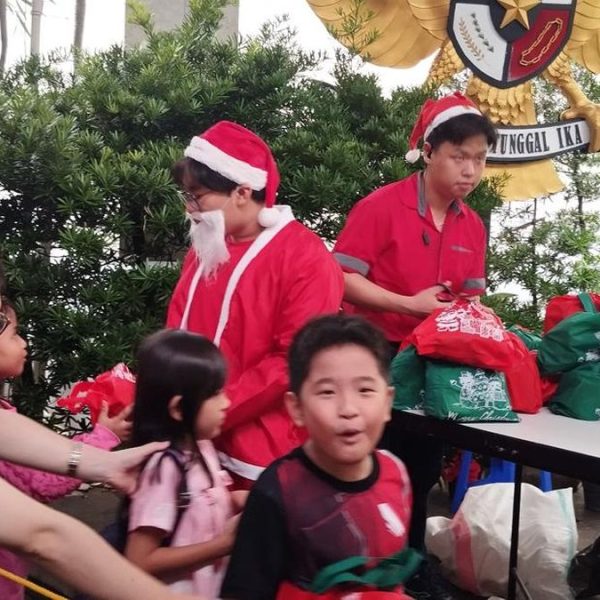 Gereja Katedral Jakarta Sukses Bagikan 500 Bingkisan Natal untuk Anak-Anak dalam Misa Keluarga