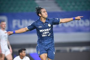 ryuji-utomo-bawa-persita-menang-1-0-atas-persik-kluivert-saksikan-dari-tribun