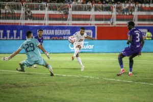 malut-united-vs-persita-gol-telat-rizal-dan-drama-kartu-merah-antar-laskar-kie-raha-menang-2-1