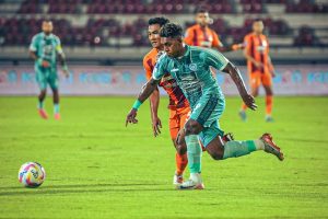 rendi-ibau-cetak-gol-penentu-psbs-biak-taklukkan-borneo-fc-1-0-di-kandang