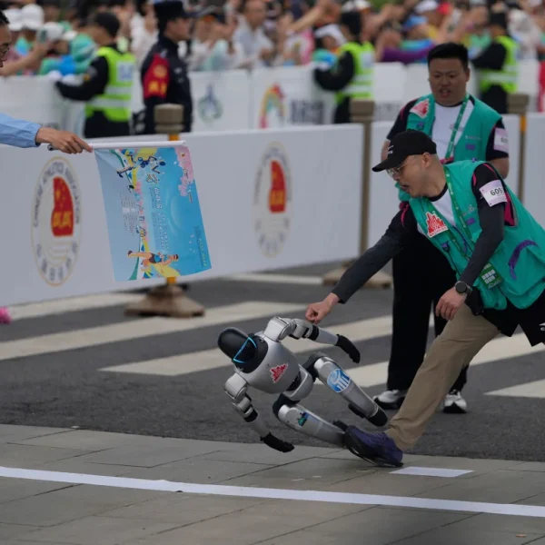 Inovasi Robotika Tiongkok: Tantangan dan Harapan di Lomba Lari Humanoid Pertama Dunia